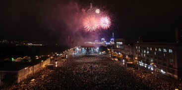 350 тысяч голосов спели в Харькове «Life must go on!» вместе с Queen + Paul Rodgers!
